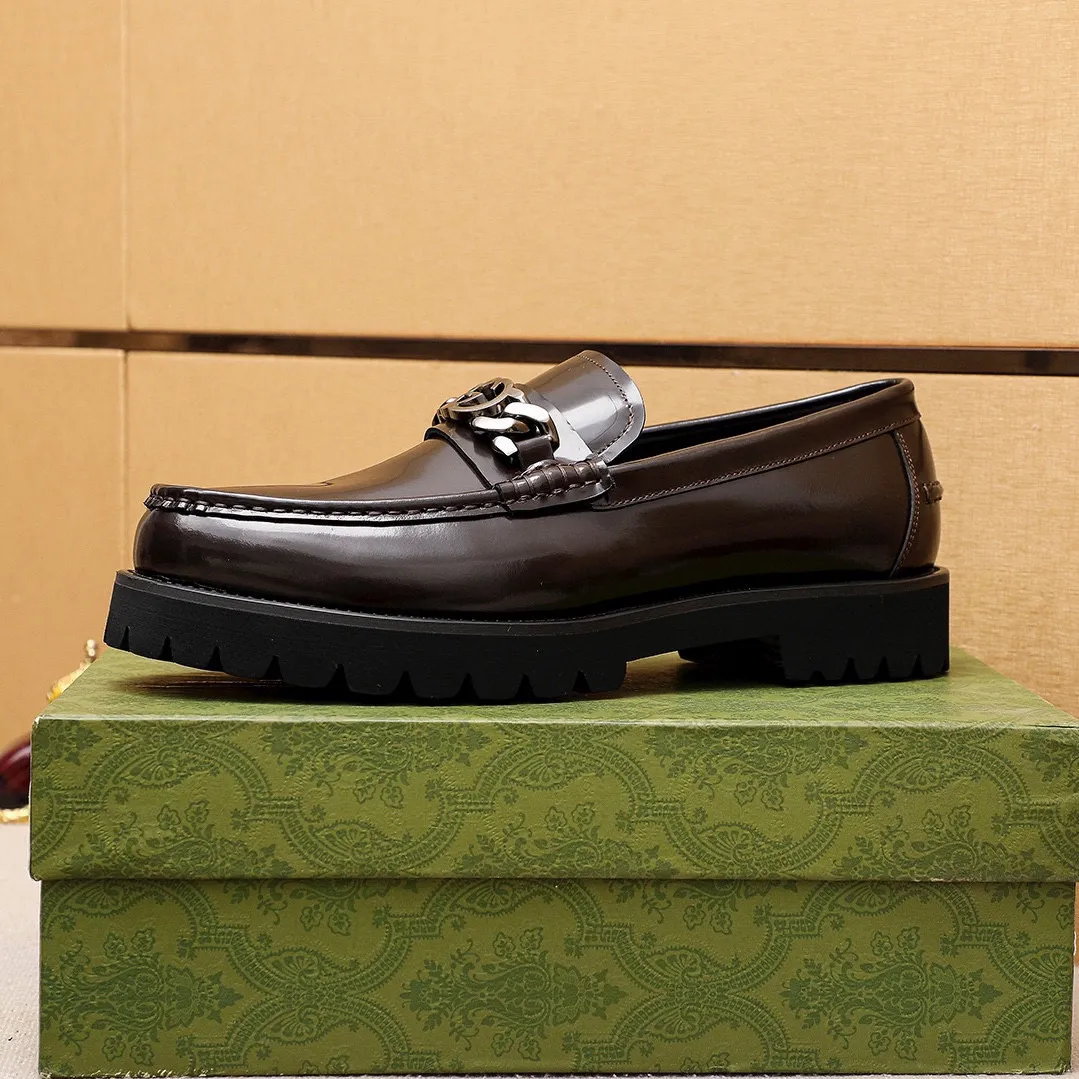 Men's shoes 💰460 💐 Product trademark: GUCCI "Gucci" casual leather shoes Regular size: 39-44 (38.45🉑️customized) Product materials: Selected imported first-layer open-edge beaded cowhide upper + luxury hardware buckle, imported water-dyed cowhide leather lining. Strong three-dimensional visual effect, foam outsole Color: 2⃣️colors available